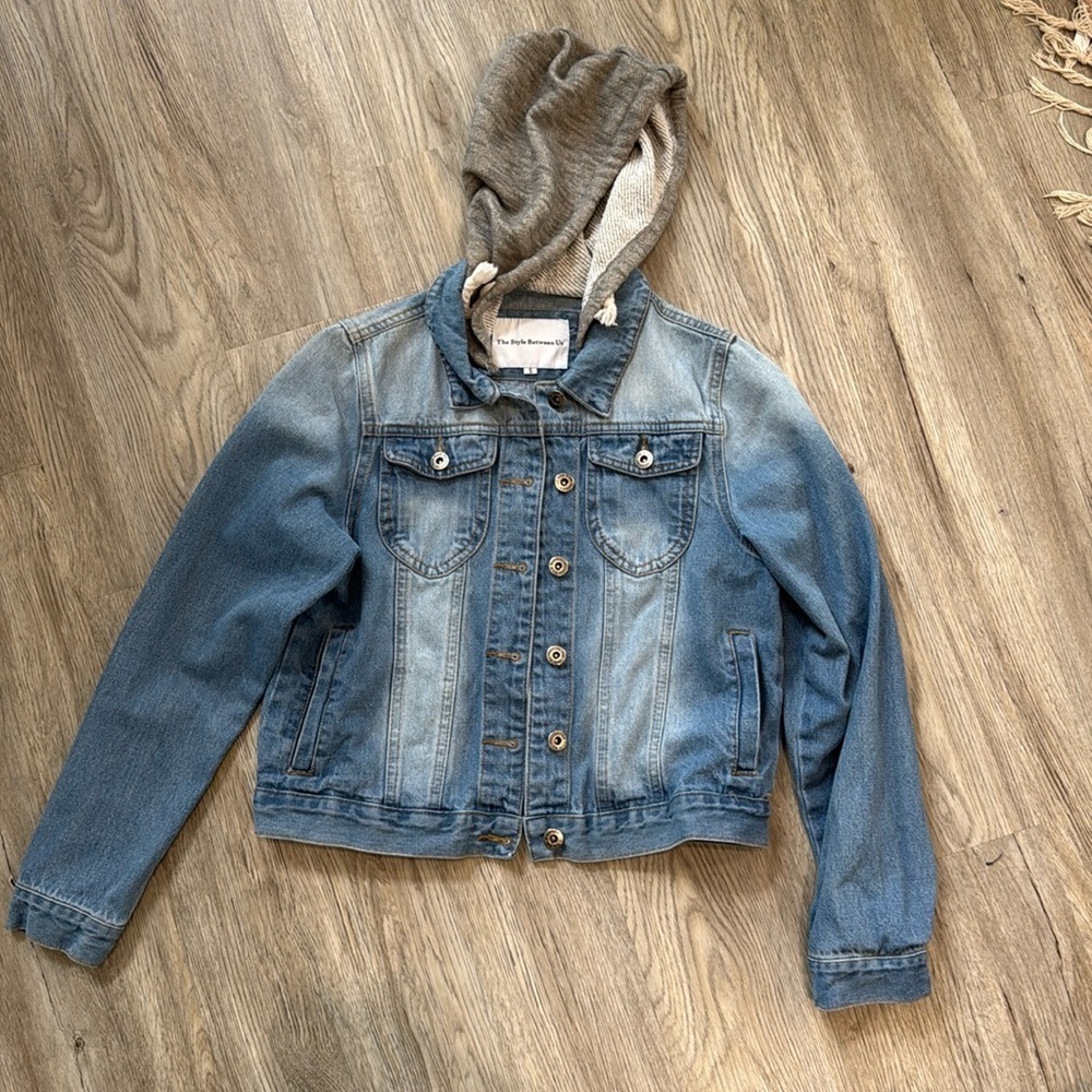 The Style Between Us Denim jacket with cloth hood Small (I5)